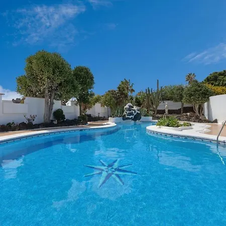 Villa Puerto Del Carmen Sleeps 9 With Pool And Wifi Puerto del Carmen (Lanzarote)