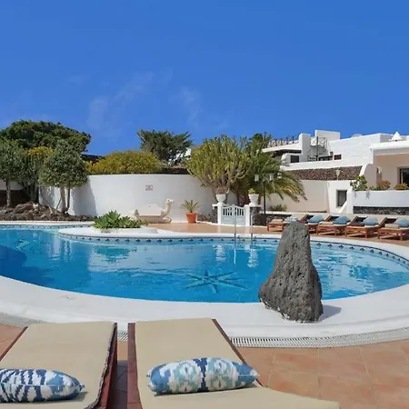 Puerto Del Carmen Sleeps 9 With Pool And Wifi Villa Puerto del Carmen (Lanzarote)