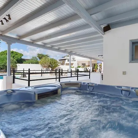 Puerto Del Carmen Sleeps 9 With Pool And Wifi