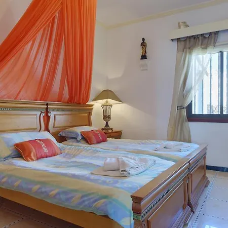 Puerto Del Carmen Sleeps 9 With Pool And Wifi